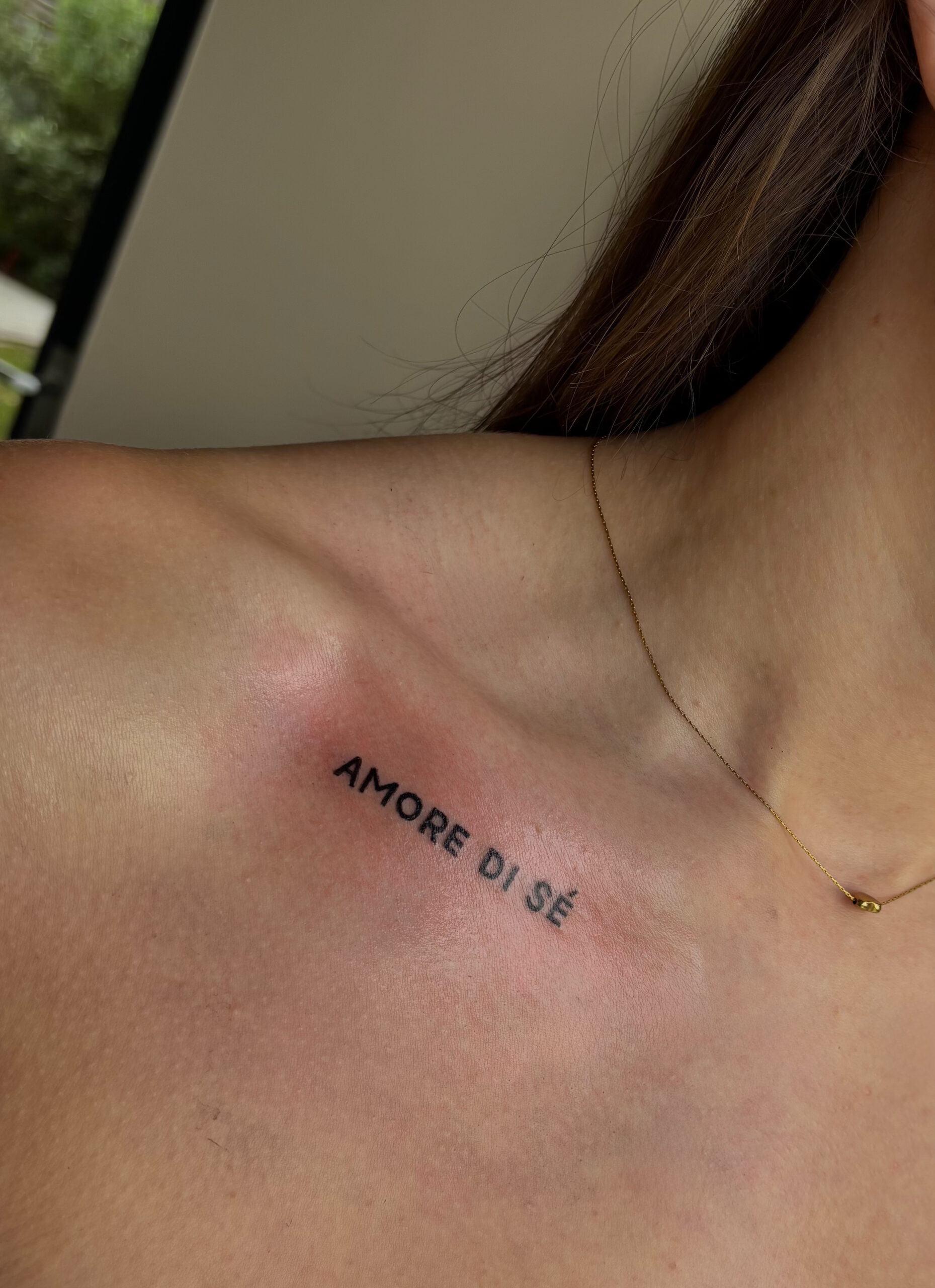 Fine line tattoo op het sleutelbeen