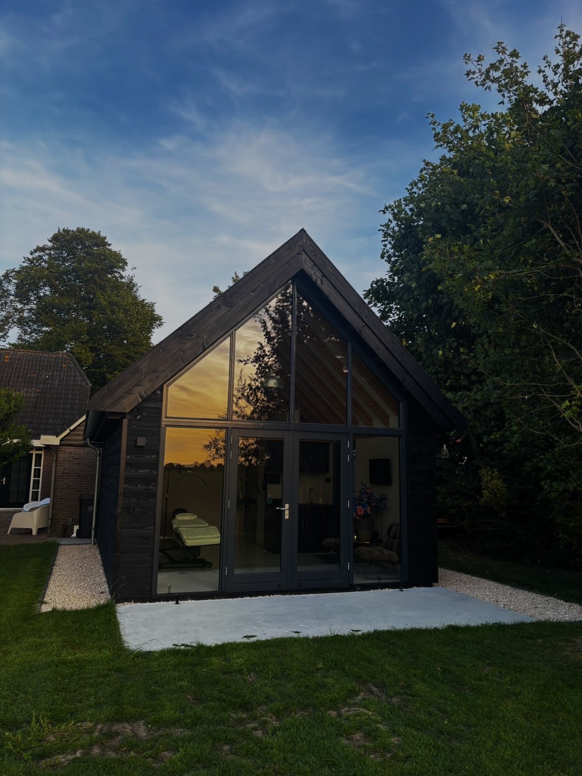 De studio van By Gomes in Heerhugowaard bij zonsondergang