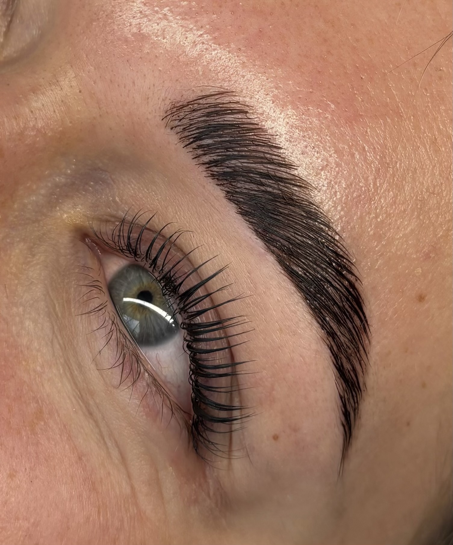 Wimpers na een lash lift behandeling